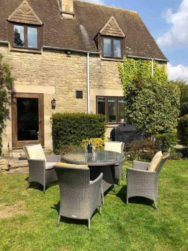 Heathfield Cottage- A Little Gem In The Cotswolds