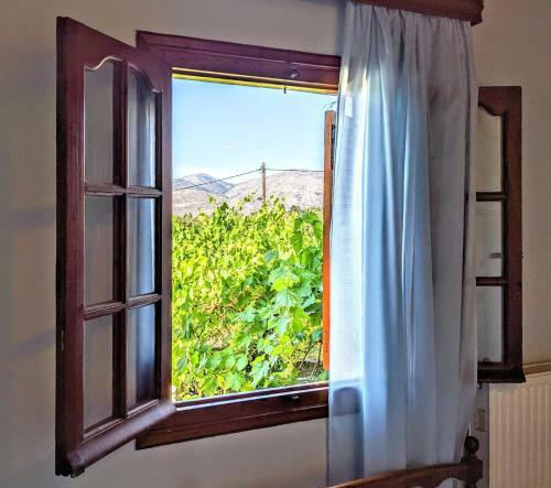 Lovely Lontza, A Cozy 2-bedroom House.