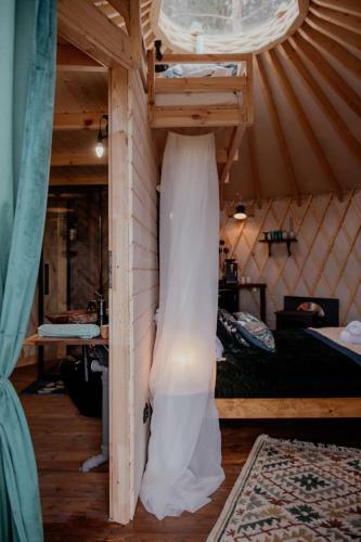 Jurta W Koronach Drzew Z Jacuzzi-dzikolas Glamping