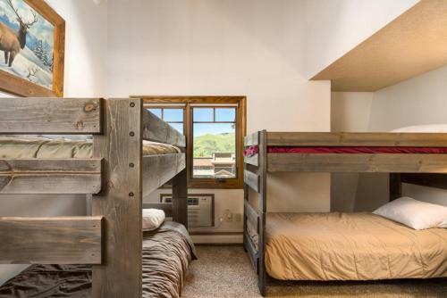 #1006 - Spacious Mountain Condo, Spa & Walk To Gondola
