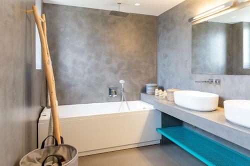 Villa Arleta In Punda Beach Paros For 8 With Private Pool