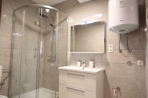 Studio Apartment Gea - Peaceful & Quiet - Queen Bed, Modern, Parking