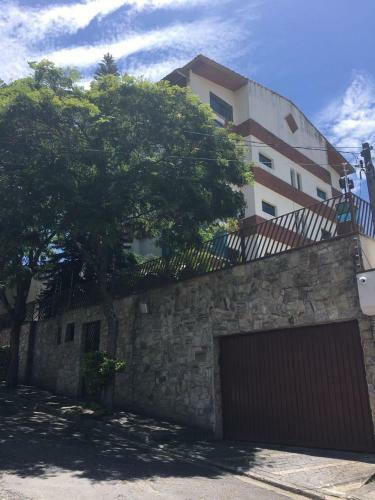 Apartamento Mobiliado, Bem Arejado E Iluminado.