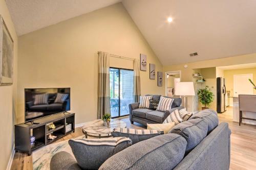 Gorgeous Home Sunroom About 3 Mi To Beach Hike!