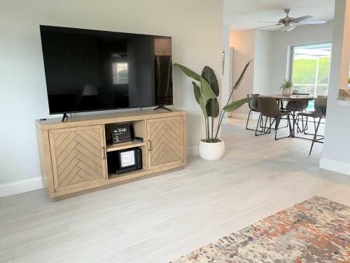Luxury Stay Near Downtown & Beaches W/ Heated Pool