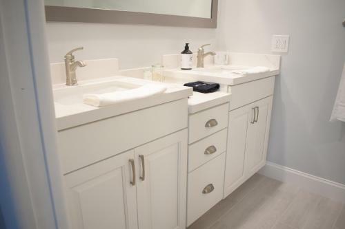 Luxury Stay Near Downtown & Beaches W/ Heated Pool