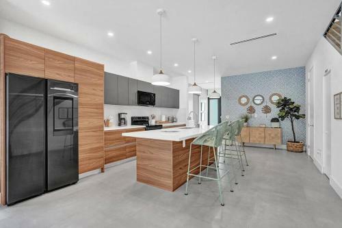 Villa Las Olas Designer Home With Heated Pool - Must!
