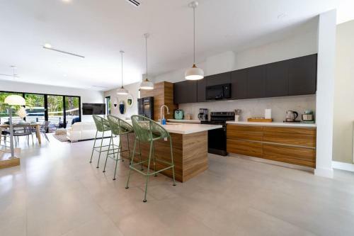 Villa Las Olas Designer Home With Heated Pool - Must!