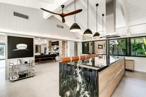 Villa Middle River Mod Manor