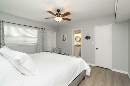 Beach Escape! Beautiful 2/2 Cottage!