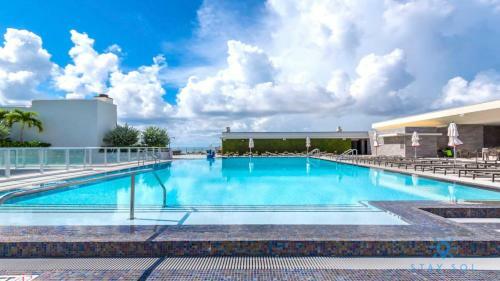 Posada 5 Beachfront Resort Infinity Edge Swimming Pool