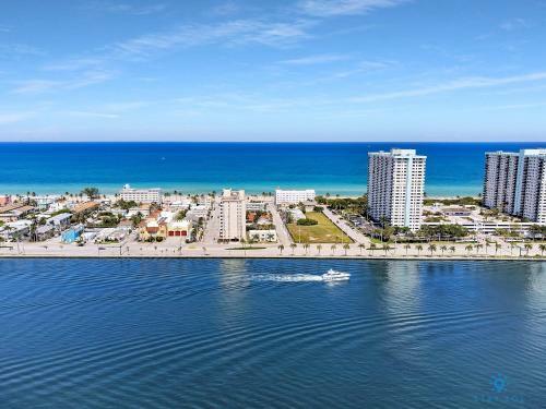 Modern Apartment W Bay View Pool 2brm Free Parking Step To Beach