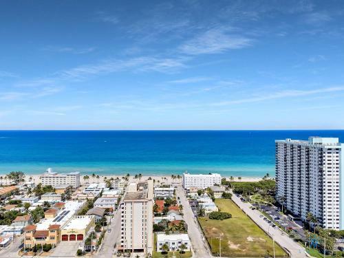Modern Apartment W Bay View Pool 2brm Free Parking Step To Beach