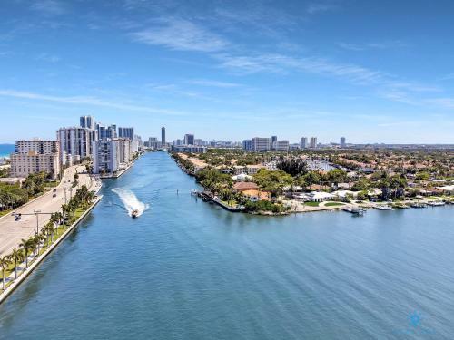 Modern Apartment W Bay View Pool 2brm Free Parking Step To Beach
