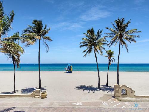 Modern Apartment W Bay View Pool 2brm Free Parking Step To Beach