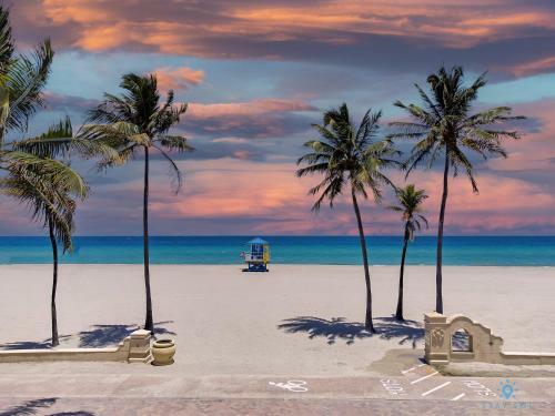 Modern Apartment W Bay View Pool 2brm Free Parking Step To Beach