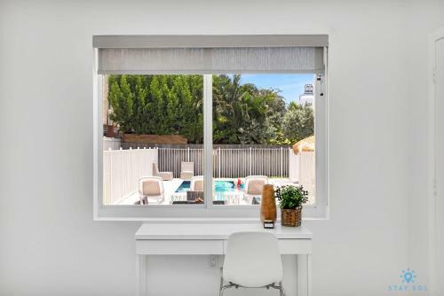 Modern Apartment W Bay View Pool 2brm Free Parking Step To Beach