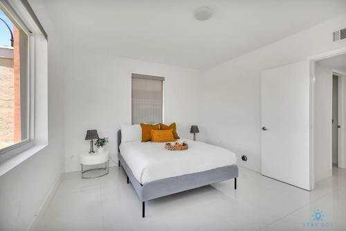 Modern Apartment W Bay View Pool 2brm Free Parking Step To Beach