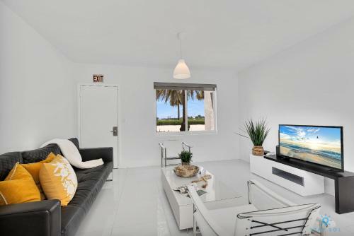 Modern Apartment W Bay View Pool 2brm Free Parking Step To Beach
