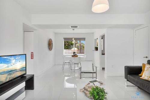 Modern Apartment W Bay View Pool 2brm Free Parking Step To Beach