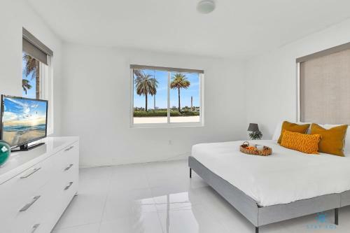 Modern Apartment W Bay View Pool 2brm Free Parking Step To Beach
