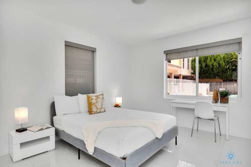 Modern Apartment W Bay View Pool 2brm Free Parking Step To Beach