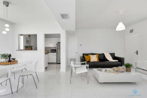 Modern Apartment W Bay View Pool 2brm Free Parking Step To Beach