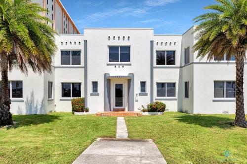 Modern Apartment W Bay View Pool 2brm Free Parking Step To Beach