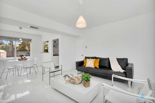 Modern Apartment W Bay View Pool 2brm Free Parking Step To Beach