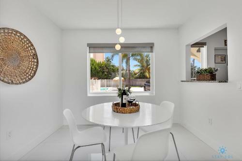 Modern Apartment W Bay View Pool 2brm Free Parking Step To Beach