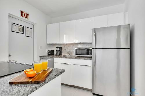 Modern Apartment W Bay View Pool 2brm Free Parking Step To Beach
