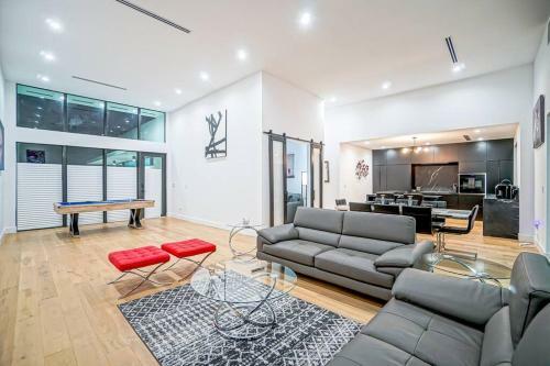Villa Rav 4brm/3bth Pool, Hot Tub And Parking