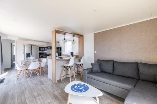 Vacances A 6 Dans Un Domaine Avec Piscine Chauffee