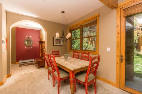 Summit River Lodge & Campsites