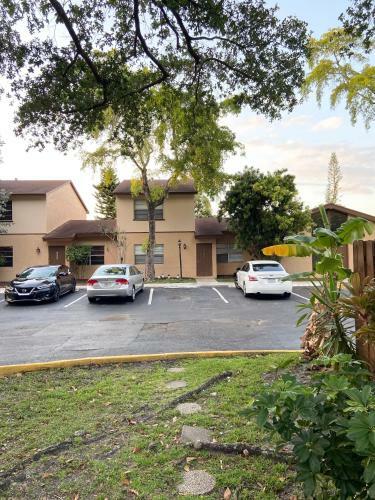 Peaceful Modern King Bed Lakefront Villa 2/2 Free Wifi
