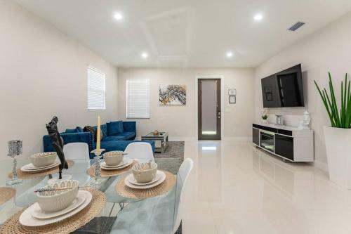 **new**gorgeous 3bedroom Minutes From Beach