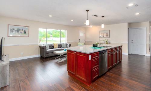 Beautiful Completely Remodeled Home Minutes To Downtown