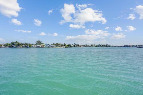Blind Pass Lagoon Unit 404 Boat Friendly, Pool, Close To It All!