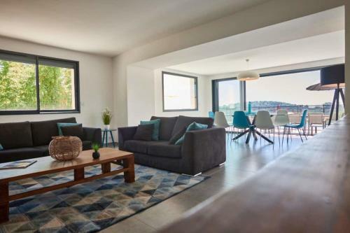 Modern Villa With Sea View And Pool For 10 People
