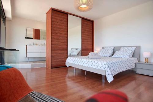 Modern Villa With Sea View And Pool For 10 People