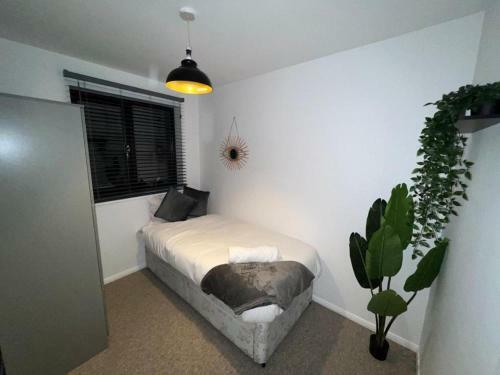 Impeccable 2-bed Apartment In Grays