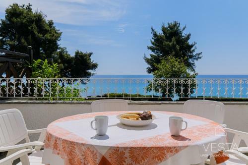 Aqua Blue, Beachfront 3-bdrm Maisonette