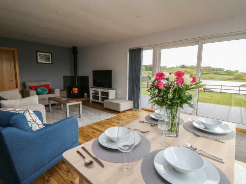 Llyn Cae Ty Nant Fishery Holiday Let
