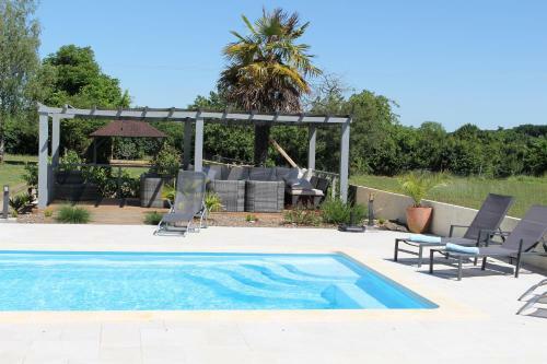 Beautiful 1-bed With Pool View