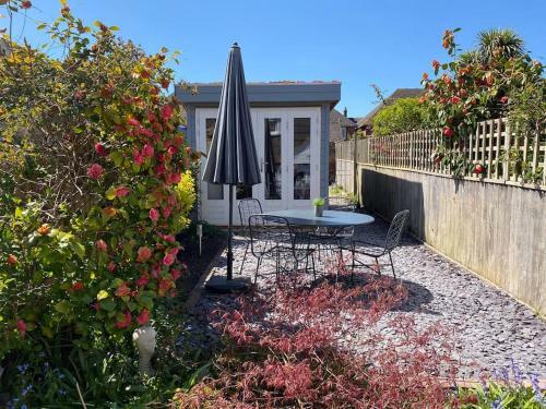 Central Lymington House With Parking & Garden Cabin