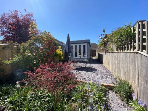 Central Lymington House With Parking & Garden Cabin