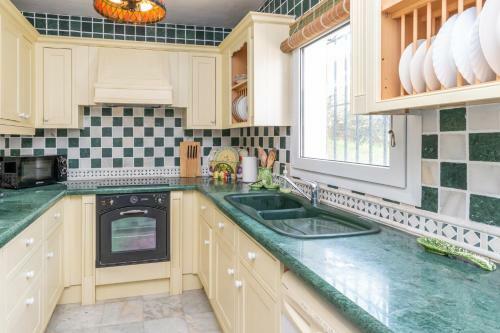 Charming 3br Townhouse W/ Terrace & Swimming Pool