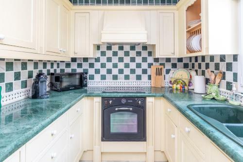 Charming 3br Townhouse W/ Terrace & Swimming Pool