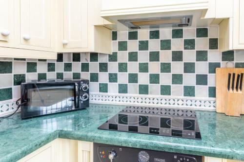 Charming 3br Townhouse W/ Terrace & Swimming Pool