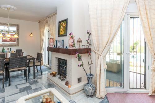 Charming 3br Townhouse W/ Terrace & Swimming Pool